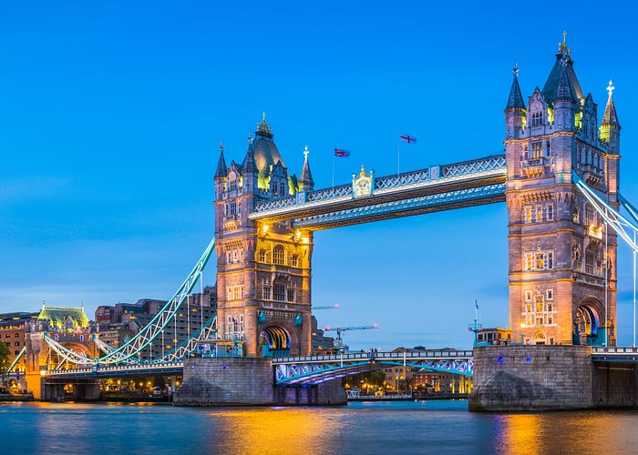 Exploring London in Style: Unforgettable Sightseeing with a Chauffeur-Driven Luxury Car